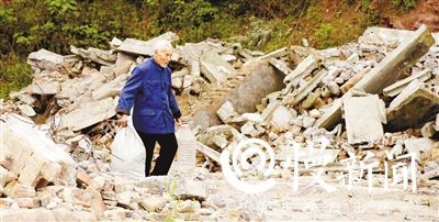重庆88岁退休校长24年拾荒助学 入
