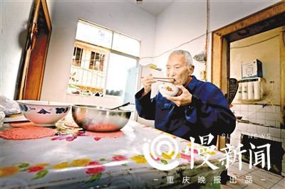 重庆88岁退休校长24年拾荒助学 入