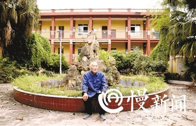 重庆88岁退休校长24年拾荒助学 入