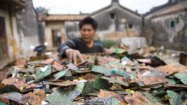 电子装备中含有很多贵金属和稀土元素，但个中的大大都原料都是在高污染、高毒性的情形中举办提取接纳的。
