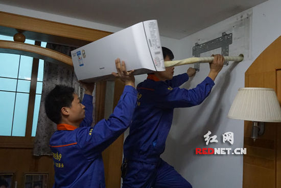 随同了22年的老空调被换成了越发节能安详的格力变频空调-梁老师和周密斯神色有点玄妙