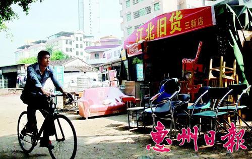 ▲江北一家接纳店门前摆满了旧家具。本组图片 本报记者魏云鹤 摄

