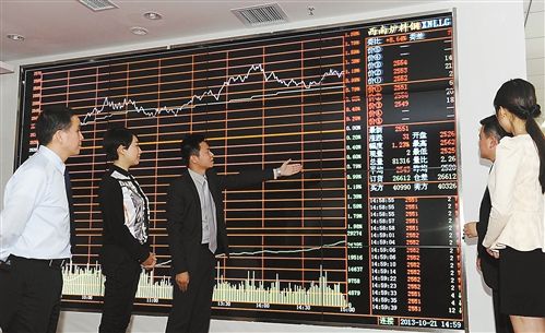 重庆再生资源买卖营业中心，事恋职员在相识和说明再生资源的买卖营业行情。记者